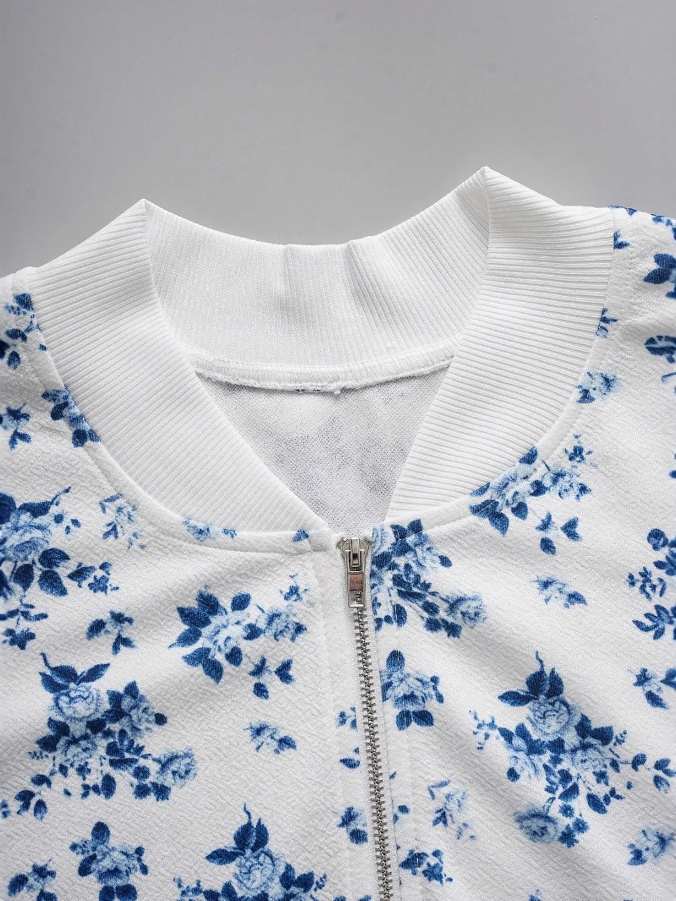 Trendy Printed Zip Up Jacket Outfit