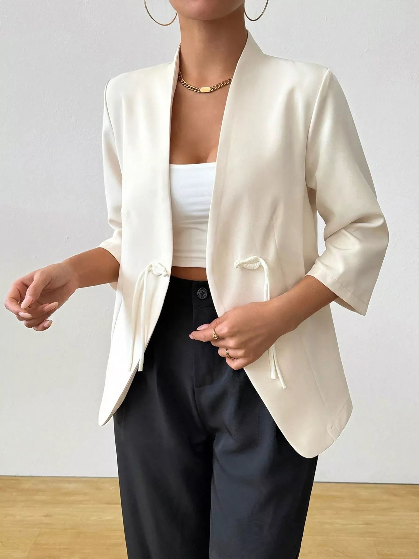 Model wearing three-quarter sleeves blazer