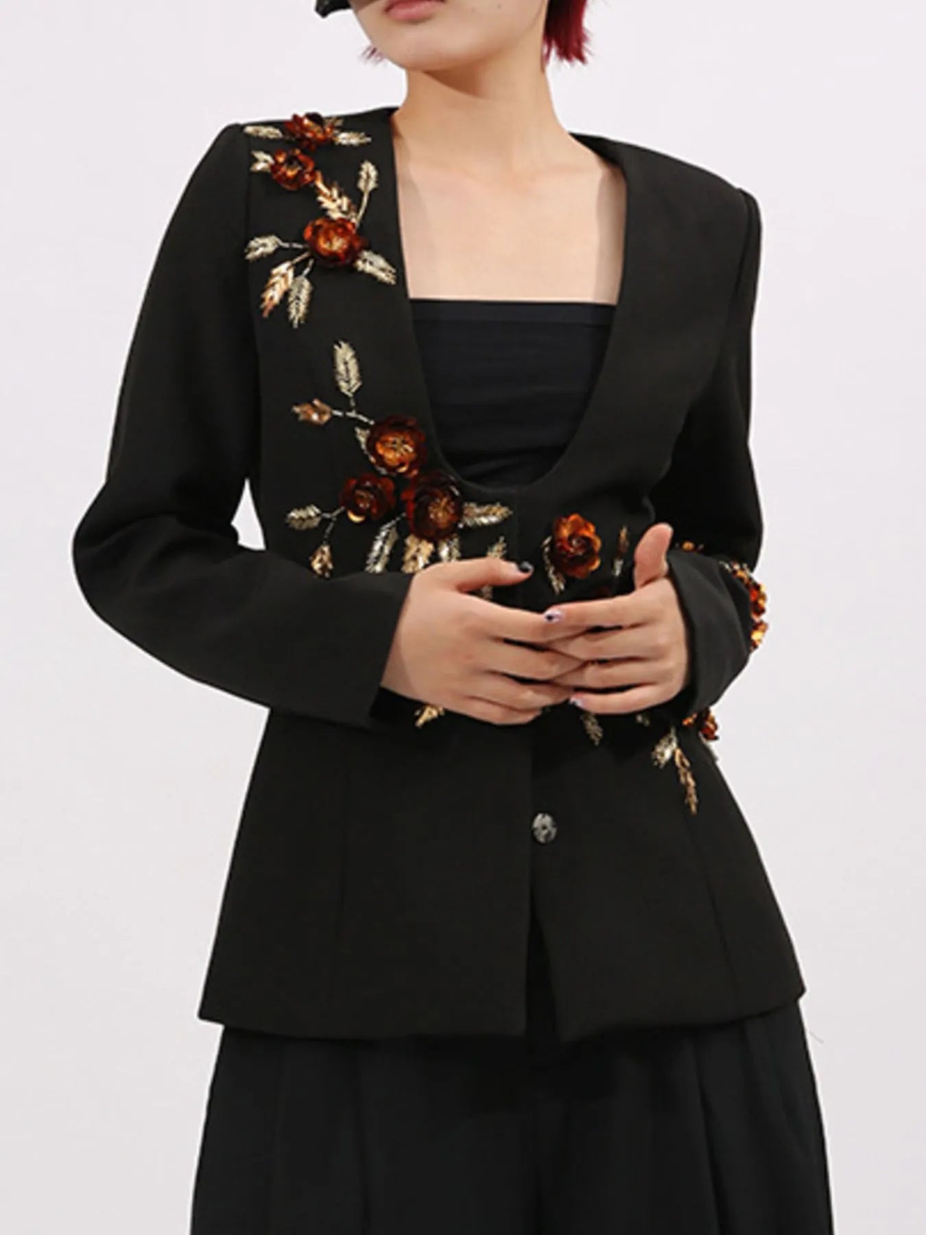 Detailed embroidery on long sleeve blazer